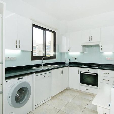 Beautiful 2-Bedroom Apartment - Great Location Paphos Ngoại thất bức ảnh