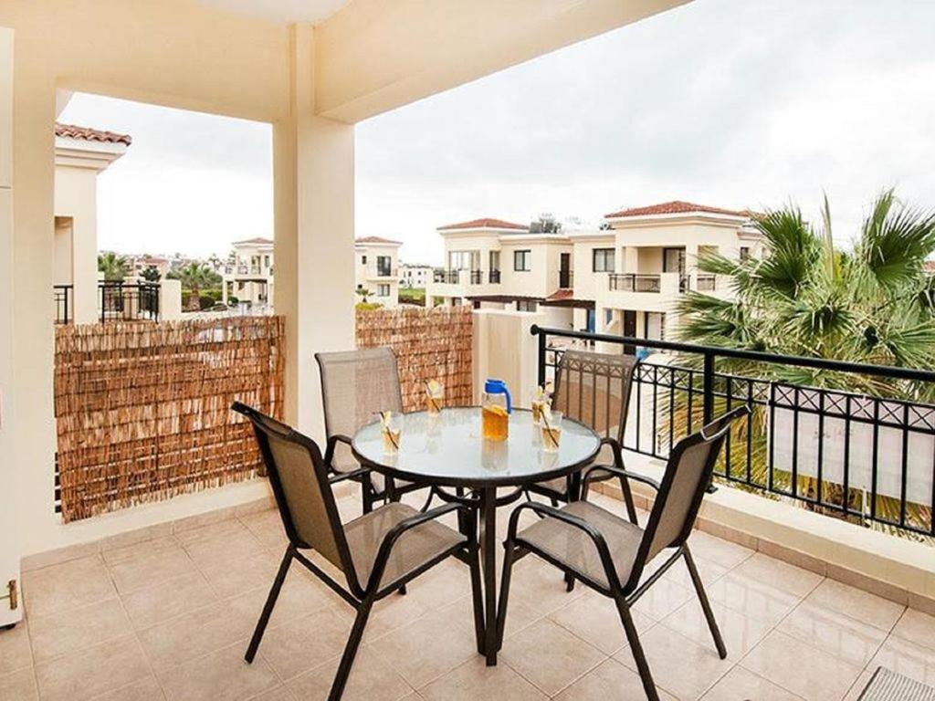 Beautiful 2-Bedroom Apartment - Great Location Paphos Ngoại thất bức ảnh