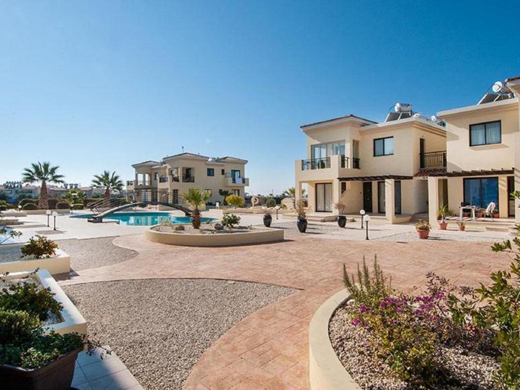 Beautiful 2-Bedroom Apartment - Great Location Paphos Ngoại thất bức ảnh