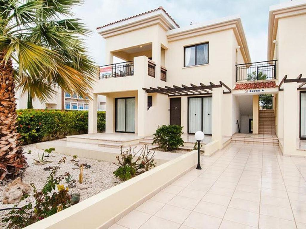 Beautiful 2-Bedroom Apartment - Great Location Paphos Ngoại thất bức ảnh