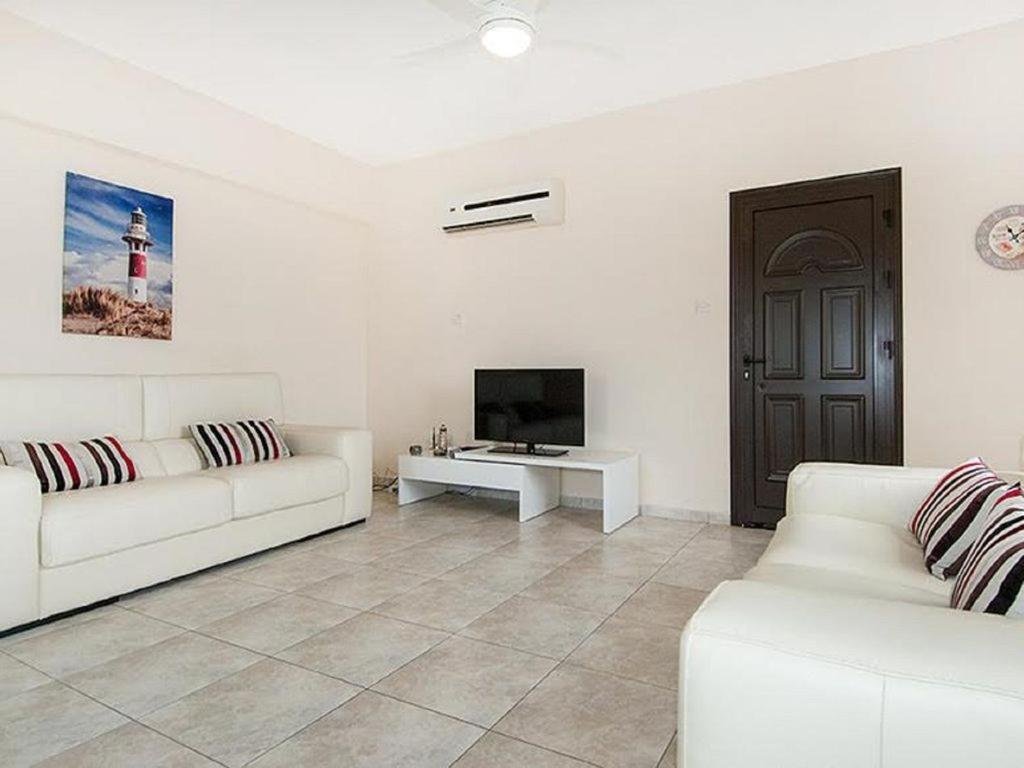 Beautiful 2-Bedroom Apartment - Great Location Paphos Ngoại thất bức ảnh