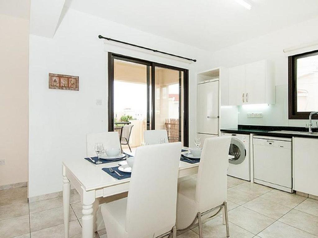 Beautiful 2-Bedroom Apartment - Great Location Paphos Ngoại thất bức ảnh