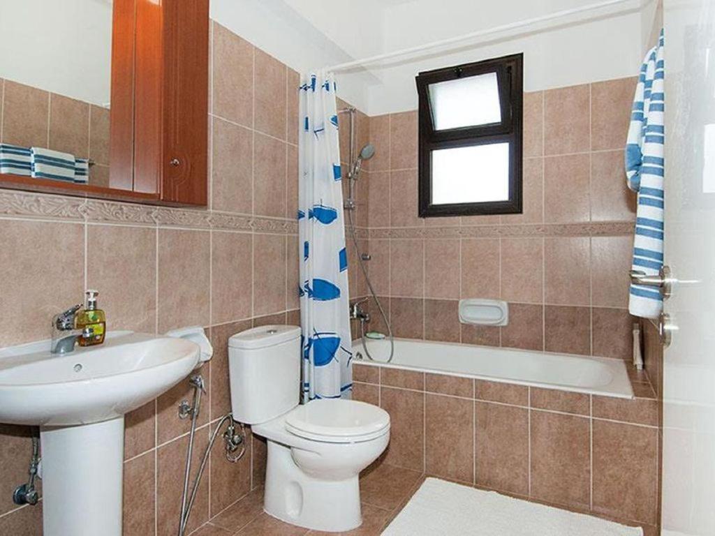 Beautiful 2-Bedroom Apartment - Great Location Paphos Ngoại thất bức ảnh