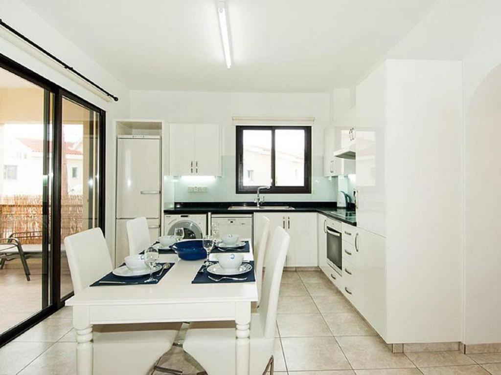 Beautiful 2-Bedroom Apartment - Great Location Paphos Ngoại thất bức ảnh