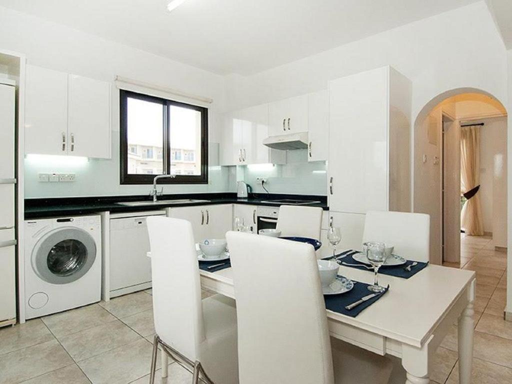 Beautiful 2-Bedroom Apartment - Great Location Paphos Ngoại thất bức ảnh